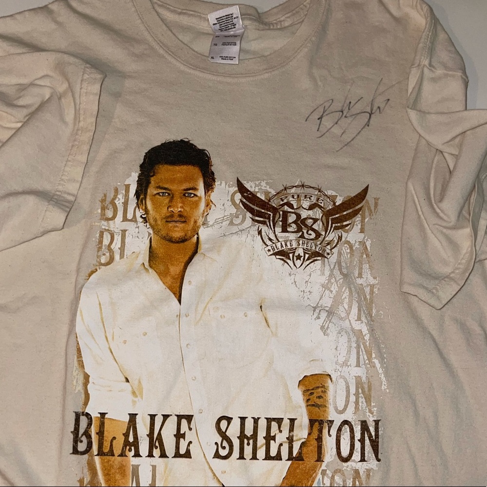 Authentic Blake Shelton signed concert t-shirt XL
